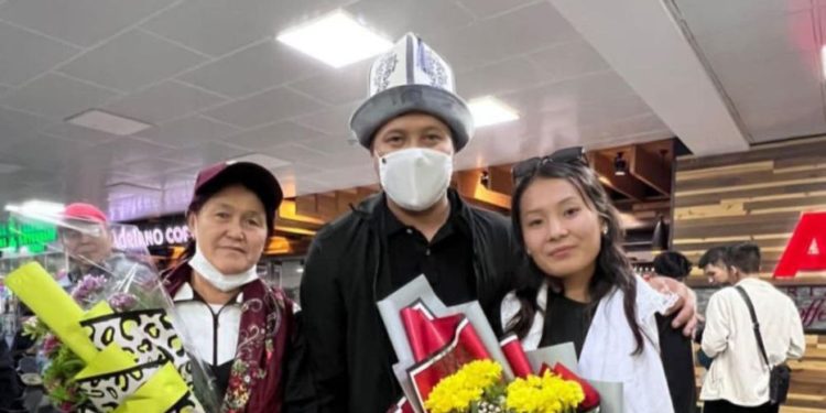 Түркияда бөйрөгүн алмаштырган актёр Нуржаасын Жумагулов Бишкекке кайтып келди