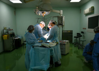 «Бөлүнгөн органдарын бириктирдик». Казакстанда үч жашар кыз чөп чапкычтын алдында калган