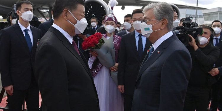 Коронавирус пандемиясынан кийин Кытайдын төрагасы биринчи жолу чет өлкөгө сапар менен чыкты