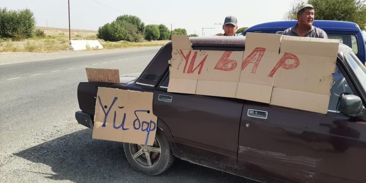 Чек арадагы атышуудан улам үйүн таштай качкандарды үйүнө чакыргандардын сүрөтү