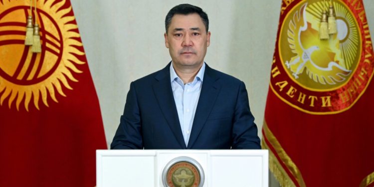 «Чыныгы баатыр уулдарды төрөгөн экенсиздер, башымды ийип таазим кылам». Садыр Жапаров каза болгондордун апаларына кайрылды