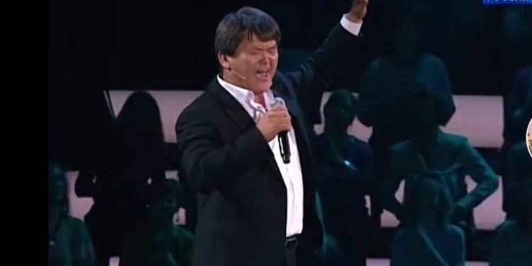 Бактияр Токторовдун Андрей Малаховдун берүүсүндө ырдаган видеосу