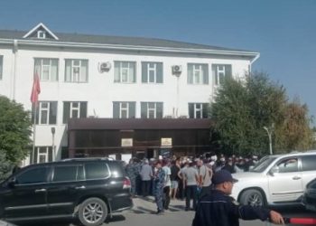 Баткенде Ак-Сай жана Самаркандек айылдарынын тургундары митинг өткөрүп жатышат