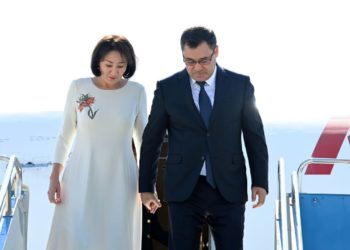 Айгүл гүлдүү ак көйнөк! Ханайым Садыр Жапаровду Түркияга коштоп барды (сүрөт)