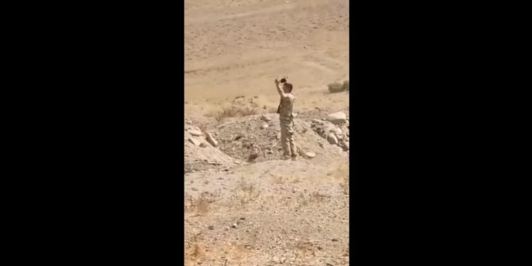 Аскерлерин сактап калуу үчүн тажик тараптын курчоосунда калган видеодогу жоокер тирүү