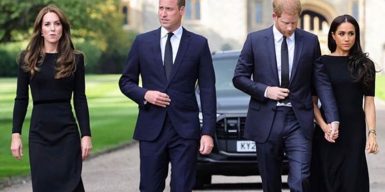 Ханзаадалар Уильям менен Гарри эки жылдан бери биринчи жолу эл көзүнө чогуу чыгышты