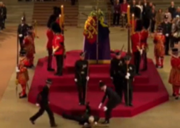 Падышалык гвардиячы Елизавета IIнин табытынын жанында эс-учун жоготуп, жыгылды