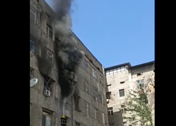 Бишкекте өрт чыккан үйдүн ичинде жаш келин баласы манен калып калган (видео)