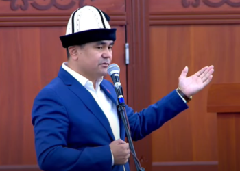 «Ачтырбаганга аракет кылалы». Депутат Ошто «Азаттыктын» өкүлчүлүгү ачылып жатканын, митинг болорун айтты