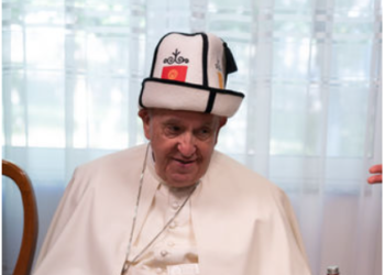 Нур-Султанда Рим папасына кыргыздын ак калпагын кийгизишти