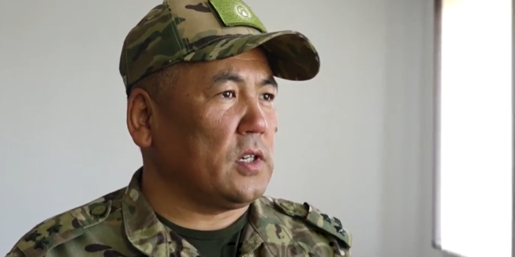 «Тажикстандын адамдары келип, тоноп, үйлөрдү өрттөп жатышат». Облус башчы Жаңы-Жер айылында көйгөй болуп жатканын айтты