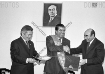 Депутат Эмомали Рахмонго берилген “Бишкек шаарынын ардактуу атуулу” наамын жокко чыгарууну суранды