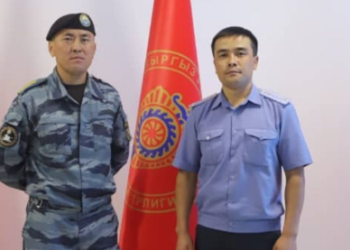 «2 мүнөттөн кийин чатыры кулады». Чүйдө милиция кызматкерлери үч баланы өрттөнүп жаткан үйдөн алып чыгышкан