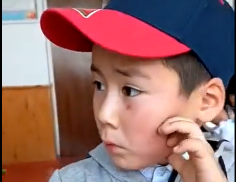 «Мени кечке сүйөм-сүйөм деп жатат». Эки окуучунун жүрөк элжиреткен видеосу тарап жатат