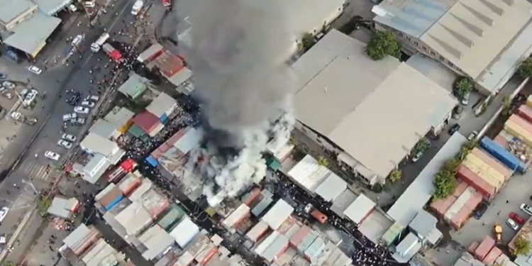 «Кудайберген» базарындагы өрттөн эки кабаттуу 20 контейнер күйүп кетти (видео)