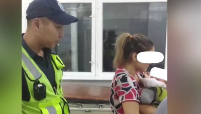 Бишкекте 1 жаштагы балага кайнак суу төгүлүп кеткен. Милиция ооруканага жеткирди (видео)