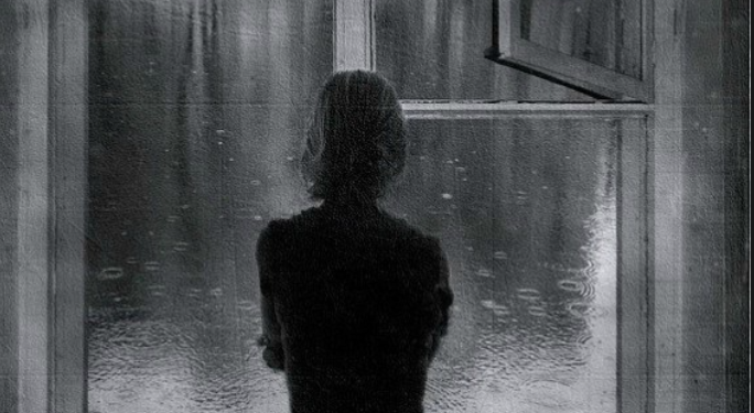 «Жөн эле тургам». Токмок шаарында 35 жаштагы аял кошуналарын дүрбөттү