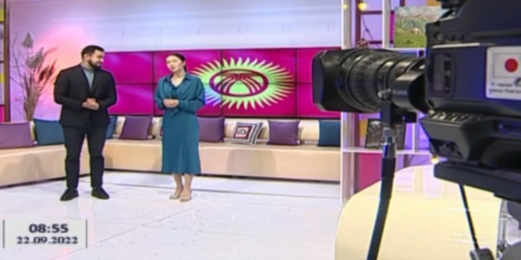 «Нью-Йоркто шопинг кылып жүргөндөр болду». УТКРнын түз эфиринде «чоңдорду» сындаган алып баруучулар талкуу жаратты