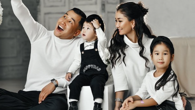 Шоумен Санжар Мыкыев үчүнчү ирет ата болду