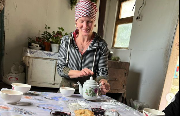 Валентина Шевченко жоолук салынып, чай куюп отурган сүрөтүн жарыялады