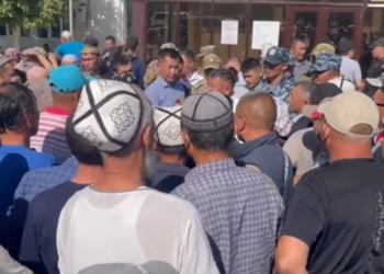 Баткенде чек ара постторунун алынышына нааразы болгондор чогулушту