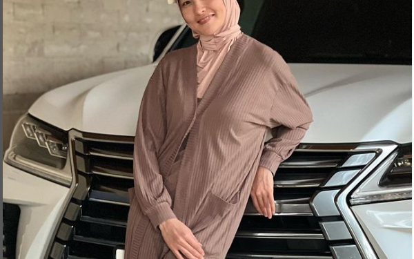 «Ну что ж Лёха, здравствуй». Ырчы Айпери Кубик кызы Лексус алды (сүрөт)