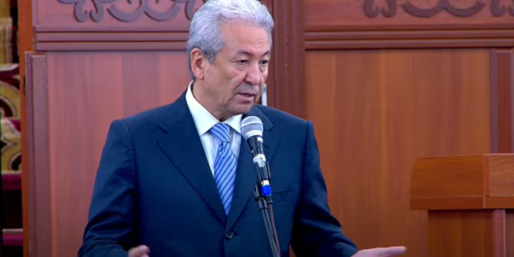 Адахан Мадумаров: «Коопсуздук кызматынын жетекчисинин парламентке эки ящик автомат көтөрүп келгени — жапайычылык»