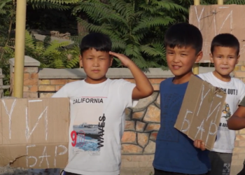 Баткенде «үй бар» деген жазуу кармаган баланын атасы: «Уулумдун сүрөтүн көрүп сыймыктандым»