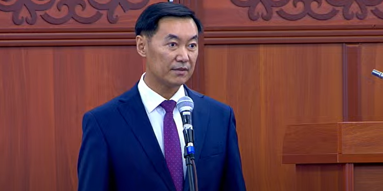 «Менин күмөнүм бар». Депутат кармалган министр Алмазбек Бейшеналиевдин ишин так тергөөнү талап кылды