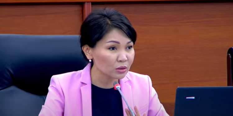 Депутат: «Кыздарга 7-8 жолу куурчакты берип, куурчактан атасы эмне кылганын көрсөтүп беришсе да, тергөөчү экспертизага жөнөтүптүр»