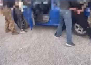 «500 миң сом же унаа». Бишкекте жаранды сабап, акча талап кылгандар кармалды (видео)