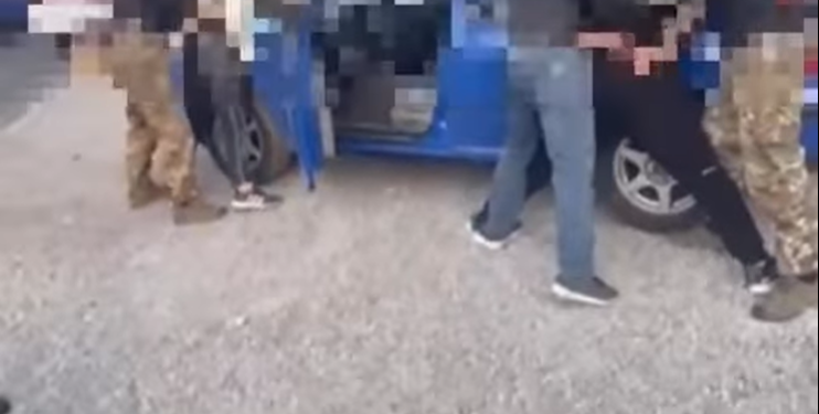 «500 миң сом же унаа». Бишкекте жаранды сабап, акча талап кылгандар кармалды (видео)