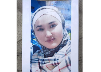 «Студент кызды бычактап өлтүрүп, үйүнүн жанына көмүп койгон». Кылмышка шектүү өмүр бою эркинен ажыратылды