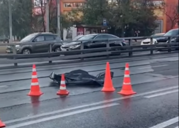 Орусияда кыргыз таксисттин курьер болуп иштеген мекендешин өлтүрө сүзүп кеткени айтылууда