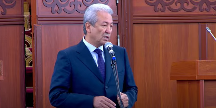 «Биз алсыз, эрксиз, көз карандыбыз». Мадумаров кесиптештерин алсыздыкка айыптады