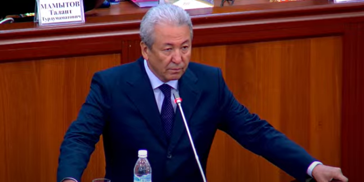 «Ашмалтайдын баары Жогорку Кеңештен чыгып жатат». Мадумаров парламент тарашы керектигин айтты