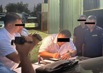 «30 миң сомдук шакегин талап кылган». Бишкекте кайгуул кызматкери кармалды