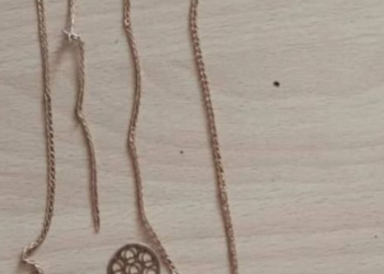 Ошто жаш кыз мойнундагы алтын чынжырчасын жулдуртуп ийген. Шектүү кармалды