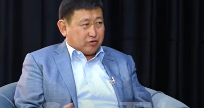 Акылбек Түмөнбаев: «Сүрөттөгү Азим Рой Кыргызстанга инвестиция салам деп жатат»