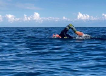 Милиция кызматкери Ысык-Көлдү 8 саат 33 мүнөттө сүзүп өттү