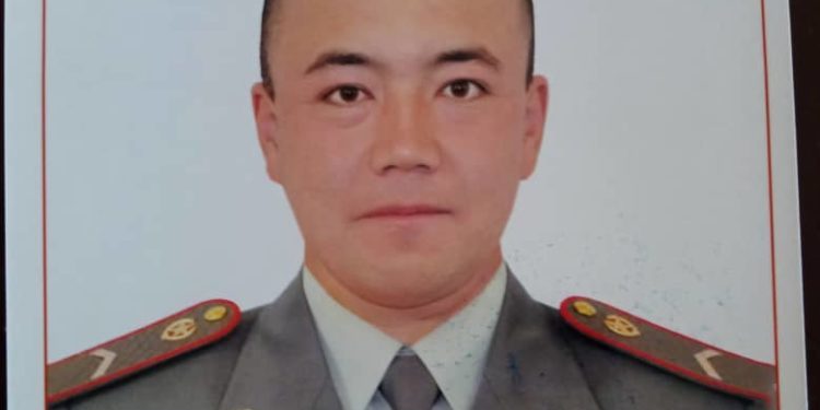 «Жуманазаровадай балбан кыз болсун». Чек арада көз жумган прапорщик Нургазы Боркошовдун кызына Мээрим деген ат коюлду