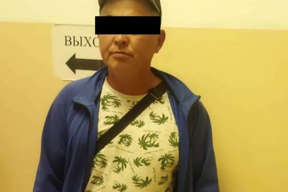 Бишкектеги базарда эркек киши өз жубайын тоноп, сөгүп кеткен