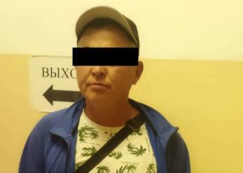 Бишкектеги базарда эркек киши өз жубайын тоноп, сөгүп кеткен