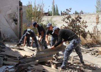 Баткенде өрттөлгөн, талкаланган үйлөрдү тазалоого милиция кызматкерлери жардамдашып жатышат
