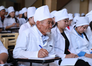 «Апам оорунун айынан жаш кезинде эле каза болуп калган». Оштогу 85 жаштагы студент эмне үчүн эми окуп жатканын айтты