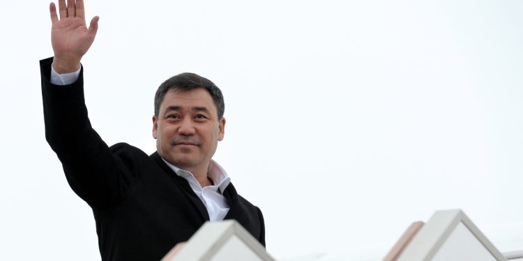 Президент Садыр Жапаров Өзбекстанга учуп кетти. Аны коштоп кеткендердин тизмеси