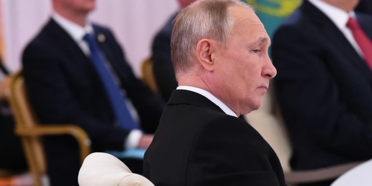 «Москвадагы документтер менен карталарды көтөрөбүз». Путин Жапаров жана Рахмон менен жолугушуу кандай өткөнүн айтып берди