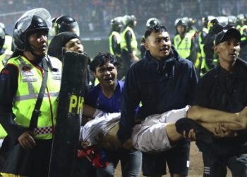 Индонезияда футболдук беттештен кийин 127 адам каза болду (видео)