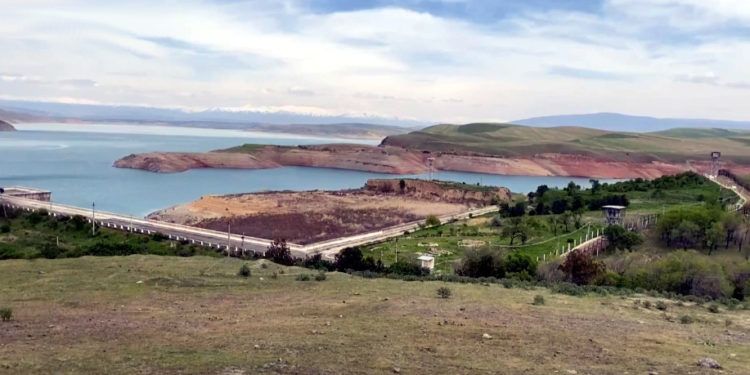 Кемпир-Абад маселесин чагылдыруу үчүн 3 Спринтерде бара жаткандарды Төө-Ашуудан ары өткөрбөй коюшту