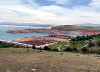 «Өз көзүбүз менен көрөлү». Жогорку Кеңеште Кемпир-Абад боюнча комиссия түзүү сунушталды